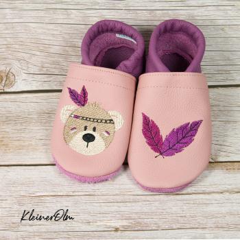 Krabbelpuschen - Lederpuschen mit Feder Teddy und Federn - individualisierbar