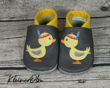 Krabbelpuschen - Lederpuschen mit Boho Feder Ente - individualisierbar