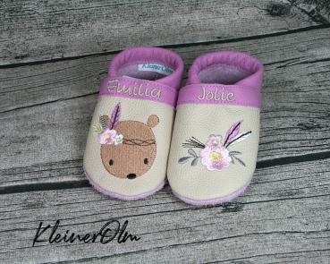 Krabbelpuschen - Lederpuschen mit Feder-Eichhörnchen und Blumenfeder - individualisierbar