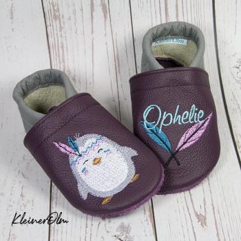 Krabbelpuschen - Lederpuschen mit Boho Feder-Pinguin und Namen bestickt