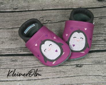 Preview: Krabbelpuschen - Lederpuschen mit Pinguin und Herzchen