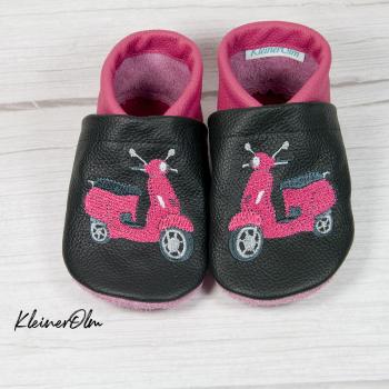 Krabbelpuschen - Lederpuschen mit Motorroller - individualisierbar