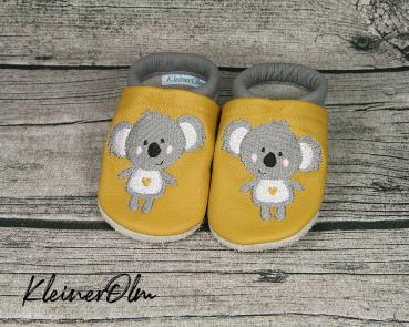 Preview: Krabbelpuschen - Lederpuschen mit Koala mit kleinem Herzchen - individualisierbar