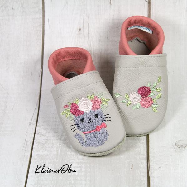 Krabbelpuschen - Lederpuschen mit niedlicher Katze mit Blumen - individualisierbar