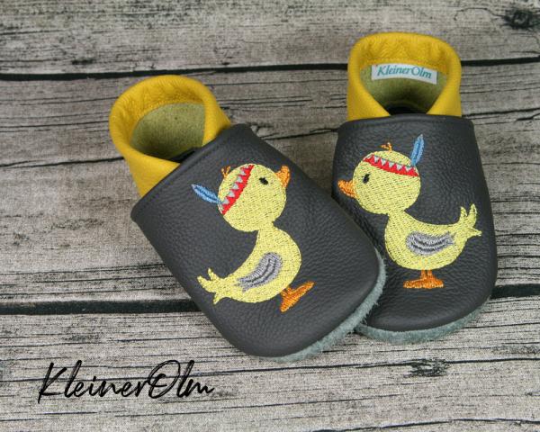 Krabbelpuschen - Lederpuschen mit Boho Feder Ente - individualisierbar
