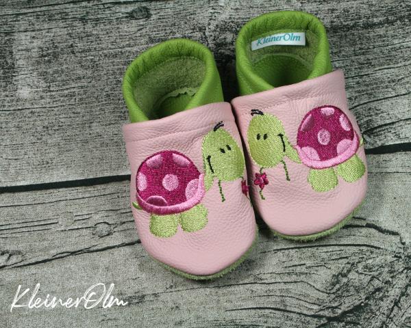 Krabbelpuschen - Lederpuschen mit süßer Schildkröte mit Blume - individualisierbar
