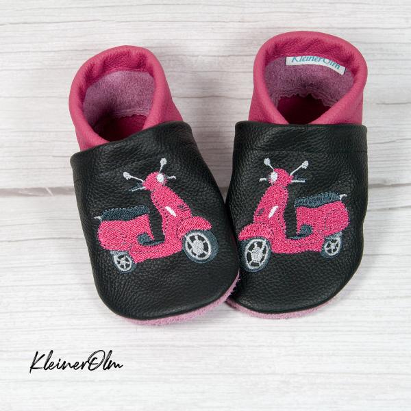 Krabbelpuschen - Lederpuschen mit Motorroller - individualisierbar
